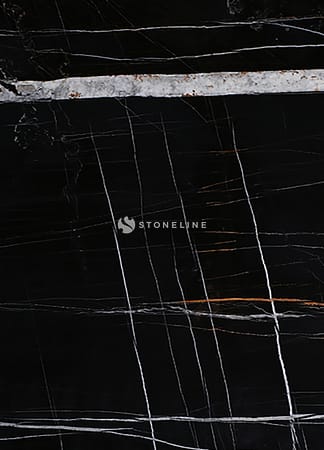 Beyaz damarlı dokuya sahip siyah mermer.