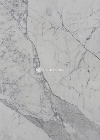 Damarlı beyaz mermer dokusunun yakın çekimi.