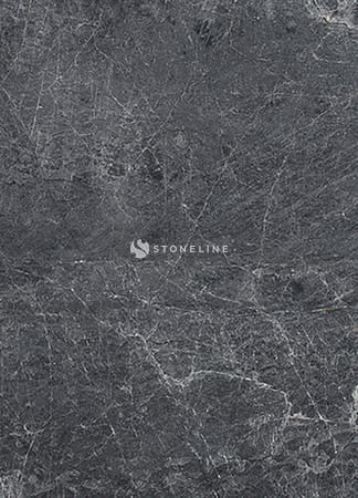 Beyaz damarlı koyu gri mermer dokusu.