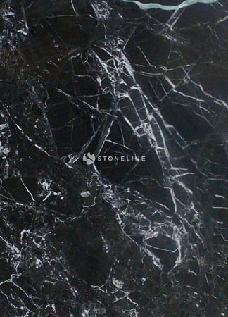 Beyaz damarlı koyu mermer dokusu.