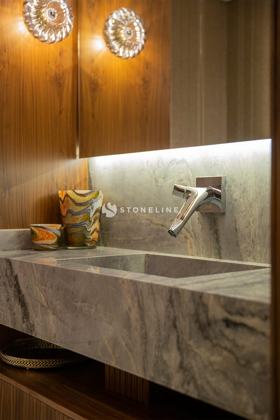 Мраморная раковина с современным смесителем и декором.